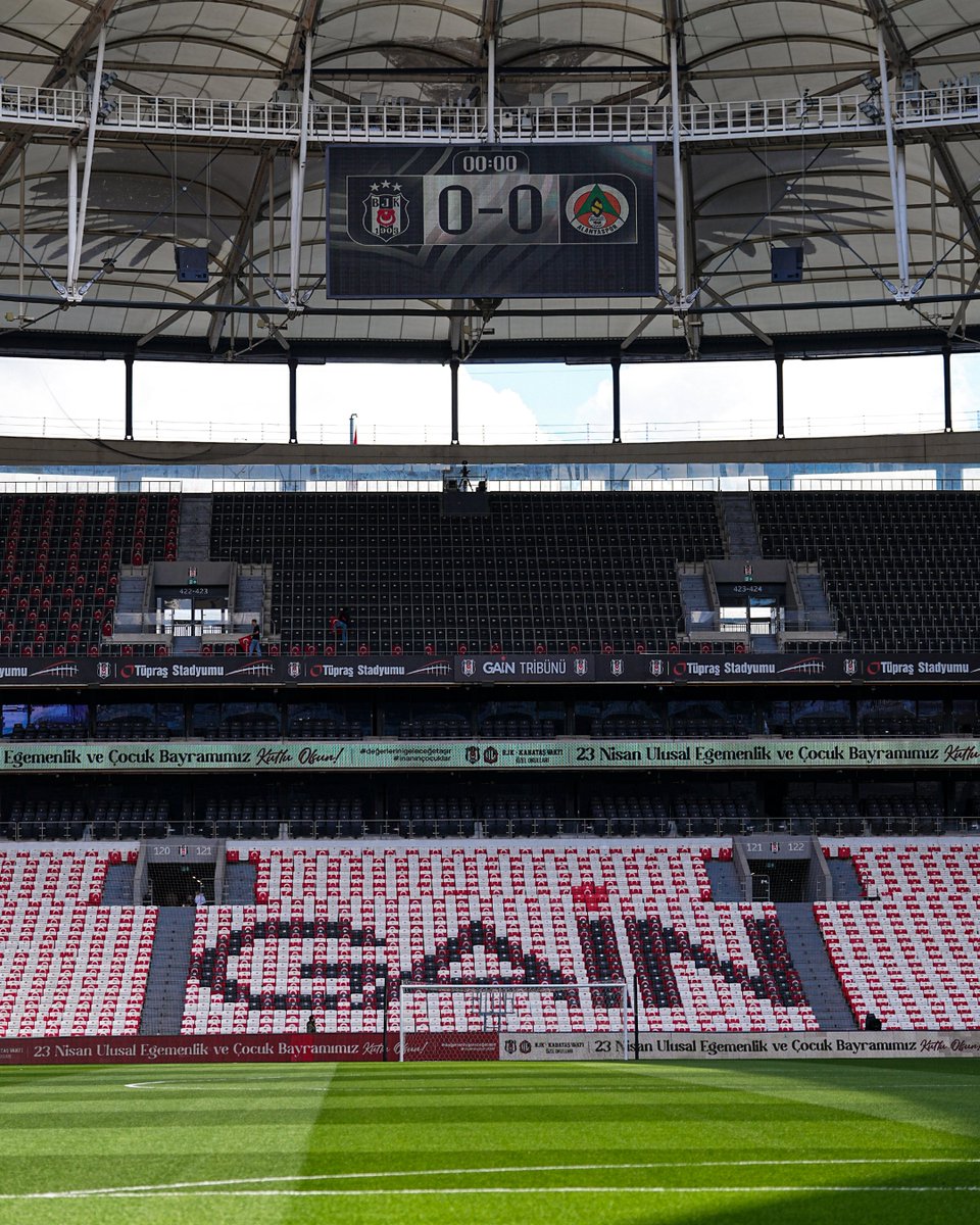 mackolik's tweet photo. Tüpraş Stadyumu, Alanyaspor maçı öncesi Türk bayraklarıyla donatıldı 🇹🇷 https://t.co/7pgS1uHVrj