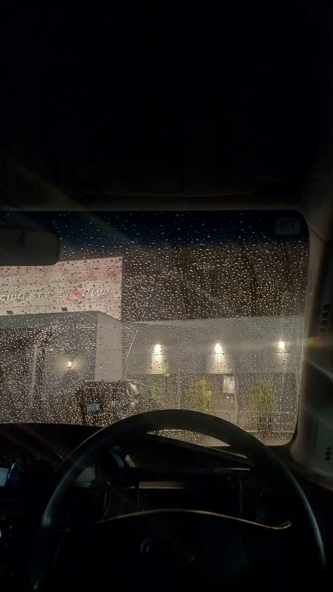 車の屋根に当たる雨の音聞きながら車中泊なんて最高すぎる。

ただ、南青山は寒い