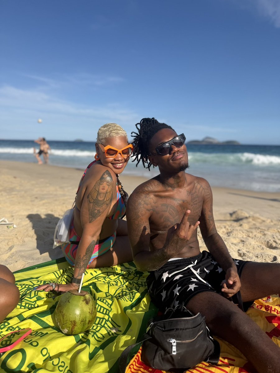 buzzbunnyyy's tweet photo. sunny day in Rio de janerio w/ sum girl I just met 🤣❤️ https://t.co/3N6PCcKNek
