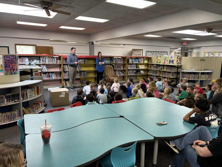 BradSudol's tweet image. Thank you,Farmers State Bank for coming in and talking about saving money with our second grade students today! #RISE #GoBulldogs