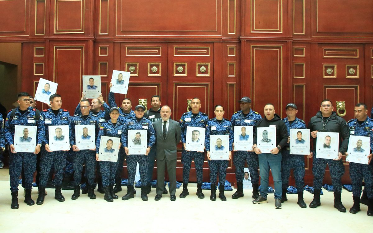 DInpec's tweet photo. Su trabajo es fundamental para la seguridad del país y merece ser reconocido.
Estamos a la espera de conciliación y sanción presidencial.

👏🏻 Aplaudimos esta gran gestión que dignifica el servicio penitenciario en el país. https://t.co/hdPtVIcv7c