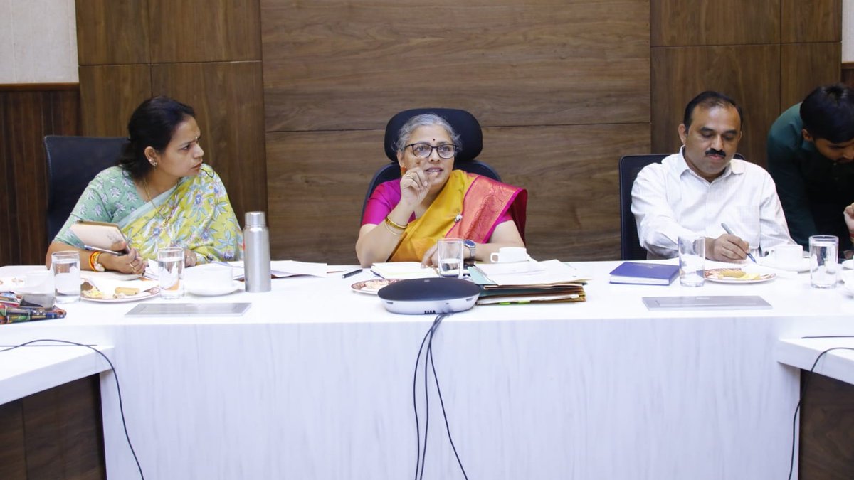 NammaWardBlr's tweet image. GBA directs city corporations to conduct mock drills and strengthen monsoon preparedness. Flood plans, hospital mapping, and rapid response teams to be in place by April 30, 2026.

links.nammaward.in/zXLzf 

#GBA #MonsoonPreparedness #EmergencyResponse