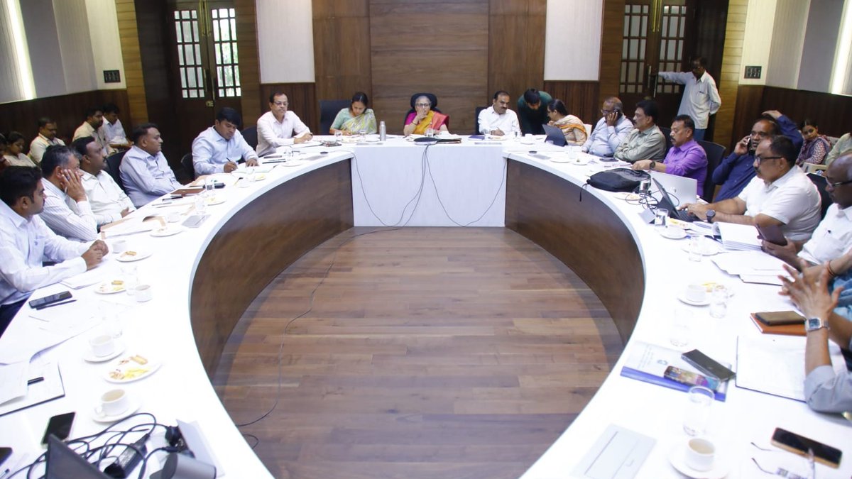 NammaWardBlr's tweet image. GBA directs city corporations to conduct mock drills and strengthen monsoon preparedness. Flood plans, hospital mapping, and rapid response teams to be in place by April 30, 2026.

links.nammaward.in/zXLzf 

#GBA #MonsoonPreparedness #EmergencyResponse