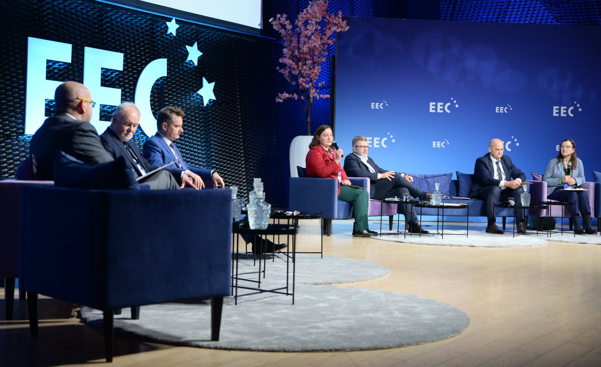 GAZ_SYSTEM's tweet photo. Kolejny panel z udziałem #GAZSYSTEM pokazał, jak gaz wspiera rozwój energetyki i systemów ciepłowniczych. W dyskusji uczestniczyła Katarzyna Szeniawska, dyrektor Pionu Rozwoju Rynku Gazu.

💬 System potrafi dziś przesyłać gaz między punktami wejścia i wyjścia niezależnie od kierunku – co jeszcze kilka lat temu nie było oczywiste. Jesteśmy gotowi zasilać nowe moce w energetyce.