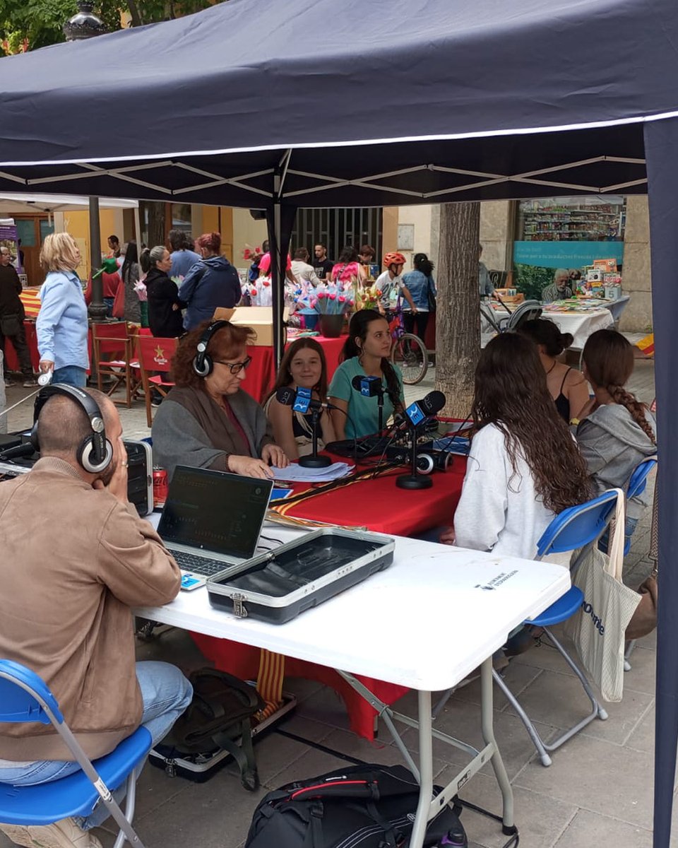 🌹 Per Sant Jordi, la Ràdio al carrer. Hem sortit de l'estudi per veure l'ambient 😍 

🎙️ En directe 😱

🎙️ Des de la plaça de la Pagesia 🚜

🎙️ Amb 📚 llibres ☺️ entrevistes 💐 flors i visita de 👦👧 l'escola Montserrat

📻 Ràdio #Esparreguera, la ràdio del poble i pel poble 👈
