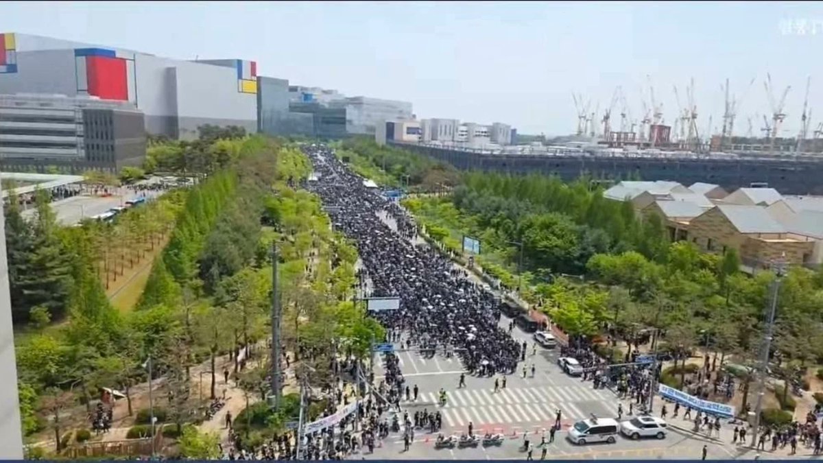 SaudiAndroid's tweet image. مظاهرة كبيرة لعمال شركة سامسونج مطالبين بزيادة الاجور و المكافآت أسوة بما فعلته جاريتهم شركة SK Hynix.🇰🇷

شارك في المظاهرة حول 40 الف عامل .. وهدد العمال بالاضراب عن العمل لمدة 18 يوم خلال شهر مايو القادم إذا لم تتحقق مطالبهم.

#Samsung