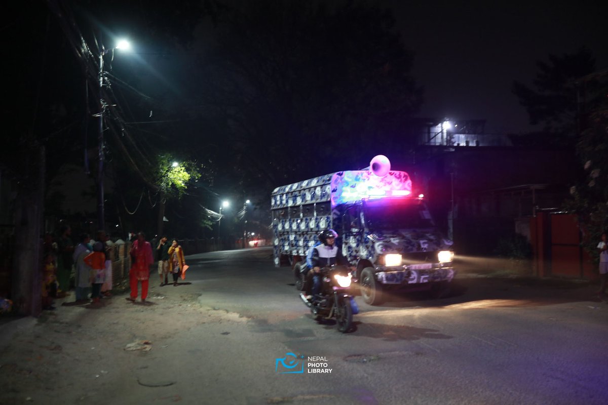 nepalphotolib's tweet image. वैशाख १२ गते बिहान ६ बजेदेखि बस्ती खाली गराइने भन्दै थापाथली सुकुम्बासी बस्तीमा महानगर प्रहरीको माइकिङ, "बस्ती खाली गर्नुहोस्"
तस्बिरहरू : नेपाल फोटो लाइब्रेरी
#nepalphotolibrary #NewsUpdate #NPL #kathmandu #NepalPolice