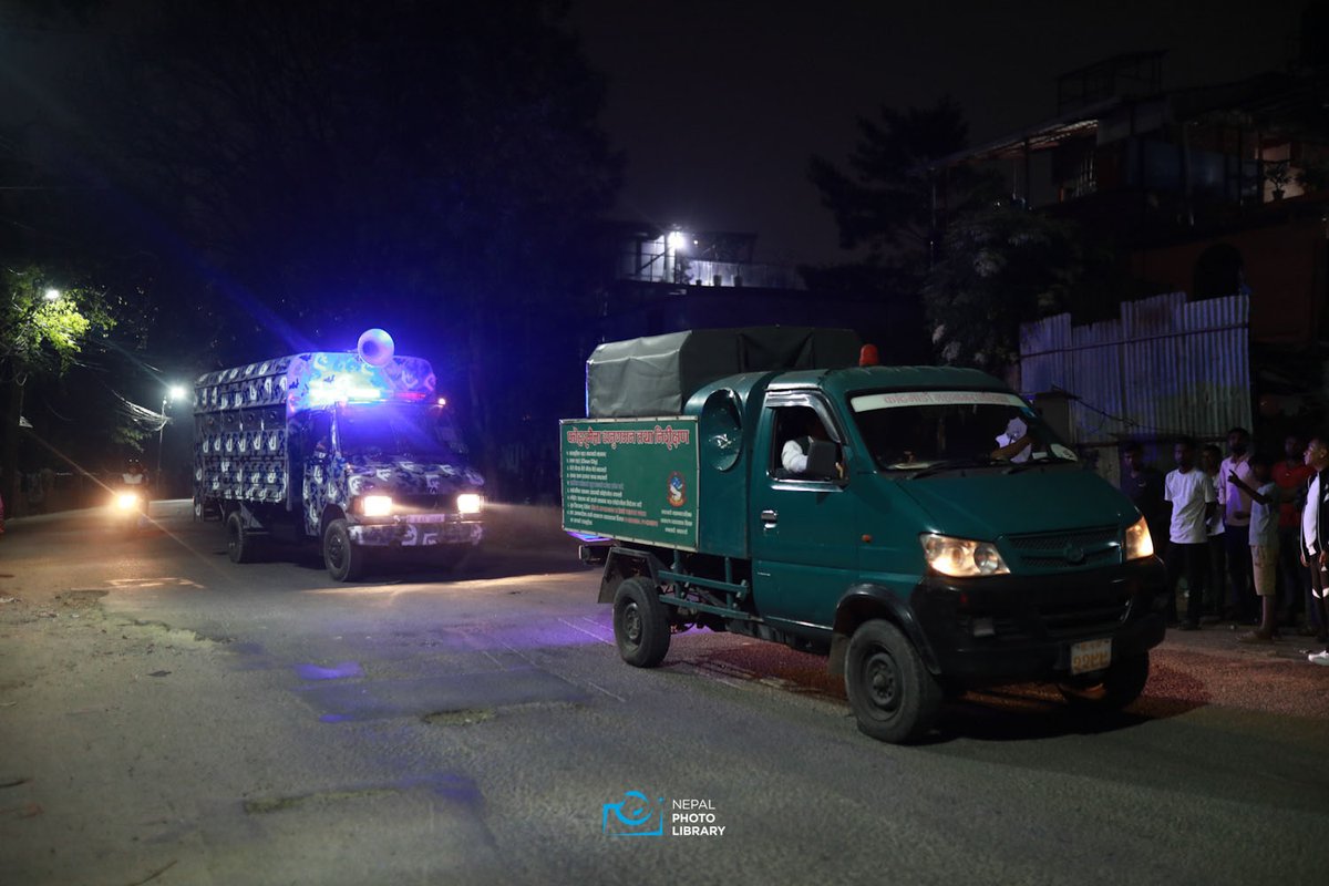 nepalphotolib's tweet image. वैशाख १२ गते बिहान ६ बजेदेखि बस्ती खाली गराइने भन्दै थापाथली सुकुम्बासी बस्तीमा महानगर प्रहरीको माइकिङ, "बस्ती खाली गर्नुहोस्"
तस्बिरहरू : नेपाल फोटो लाइब्रेरी
#nepalphotolibrary #NewsUpdate #NPL #kathmandu #NepalPolice