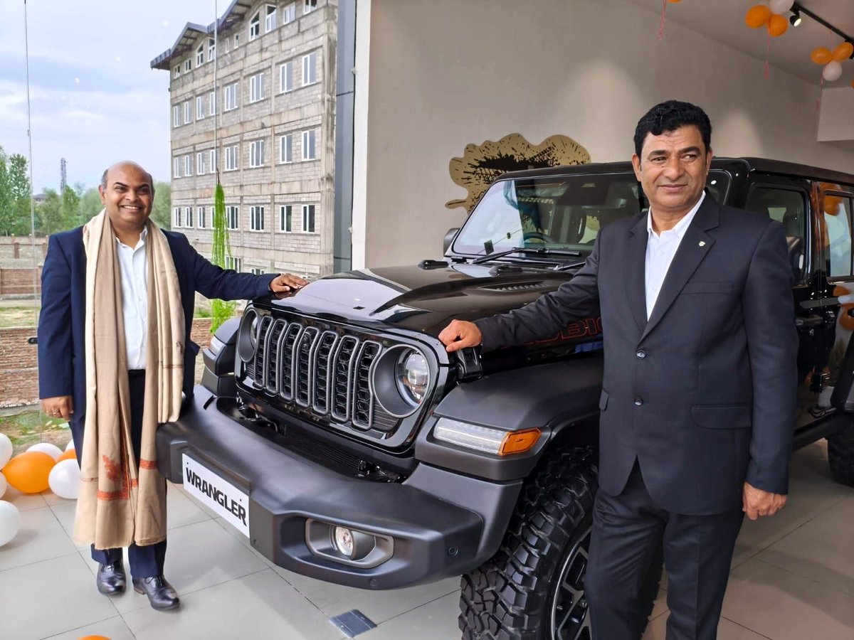 manwarkhankmr's tweet photo. Glad to announce the inaugural of #ARSH Automobiles (Jeep & Citroen ) at Nowgam #Srinagar in august presence of Mr. Shailesh Hazela (MD&CEO - Stellantis India )and Mr. Prashant (ZM North) . https://t.co/HeG9nHULur