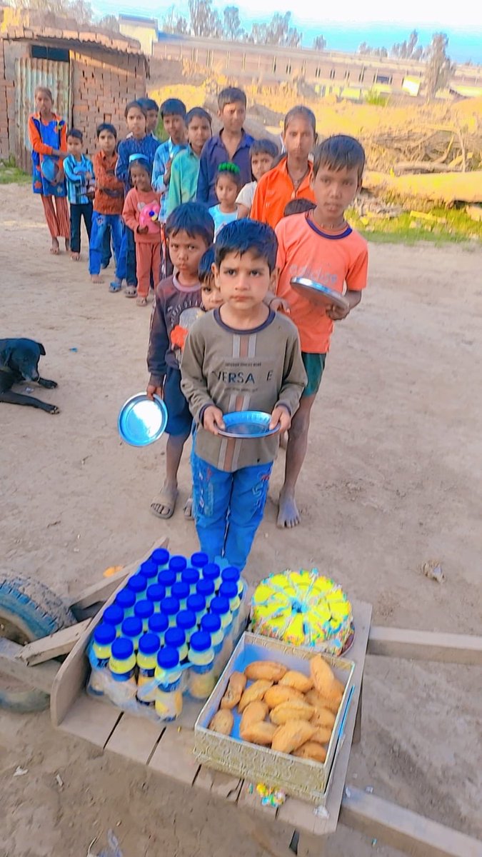 बदलाव तब होता है,
जब हम किसी की ज़रूरत पूरी नहीं करते,
बल्कि उसे महसूस कर पाते हैं।

Aashman Foundation
जहाँ सेवा नहीं, संवेदनाएँ आगे बढ़ती हैं। 

#AashmanFoundation
