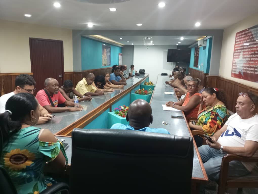 Bernardo_000914's tweet photo. En la Empresa Industrial de Equipos y Servicios Asociados (EIESA) del Cerro se desarrolló hoy el acto de Mi Firma por la Patria, donde los jóvenes y trabajadores del centro reafirman su postura de defensa de la Revolución.

#MiFirmaPorLaPatria #GirónEsHoy
#ElCerroTieneLaLlave https://t.co/Xmu6ojiiBw