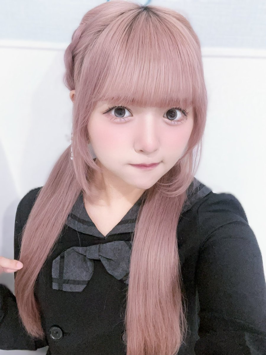 ろぐあうと❕いんツイートし忘れてた❕今日は雨の中来てくれた人たち有難うね☔︎🩷皆んなの話を聞くの楽しかった〜
アミュも差し入れも有難う🫶🏻🎶
次はしゅうちゃんＢＤＥＶ🥳しゅうちゃんの初イベみんなで盛大に祝いましょう🥳
らいむは１７時〜２２時でお手伝いしてます