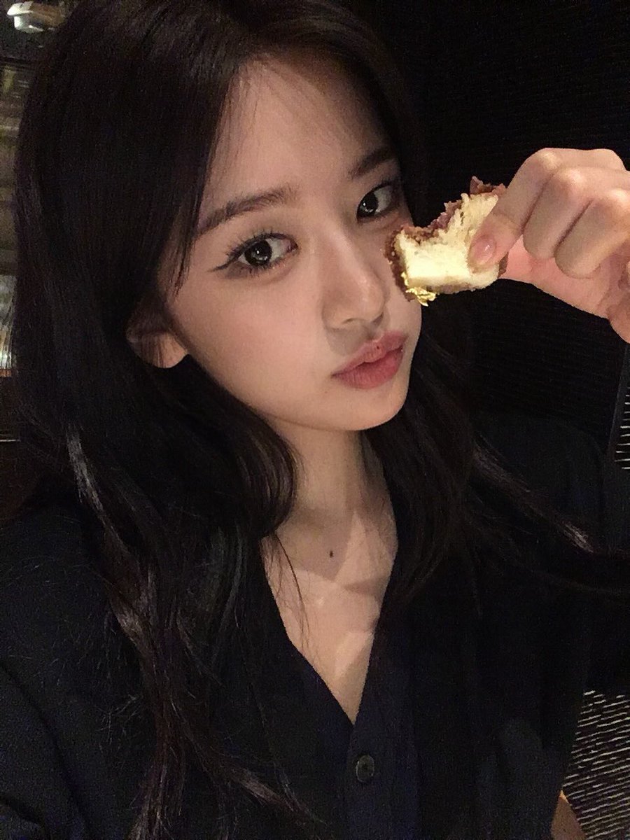 just yujin’s selca tweet media