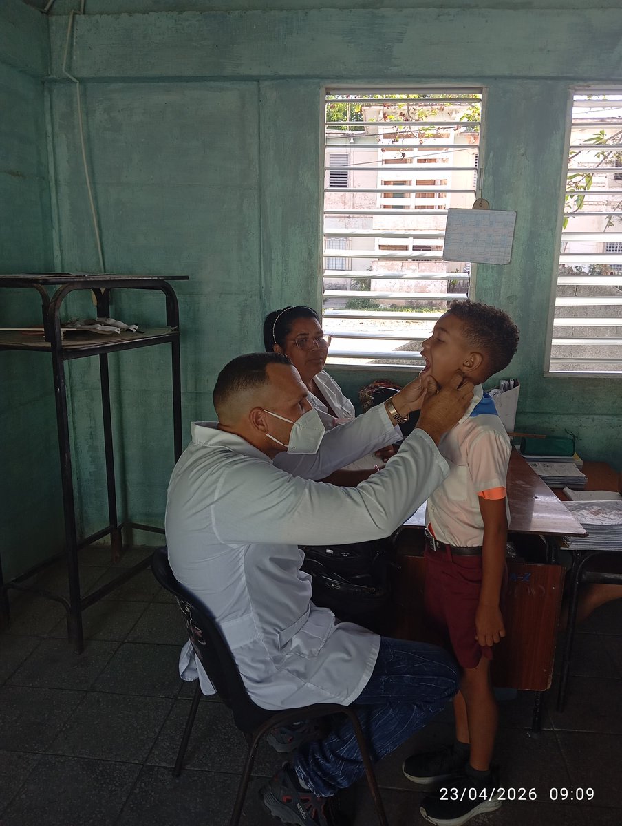 PrimariaRa49553's tweet photo. El personal de estomatología del Hospital 14 de junio de #Jobabo examinan y realizan charlas educativas a los pioneros sobre el cuidado y cepillado correcto de los dientes #Salud https://t.co/itwBEtCWsj