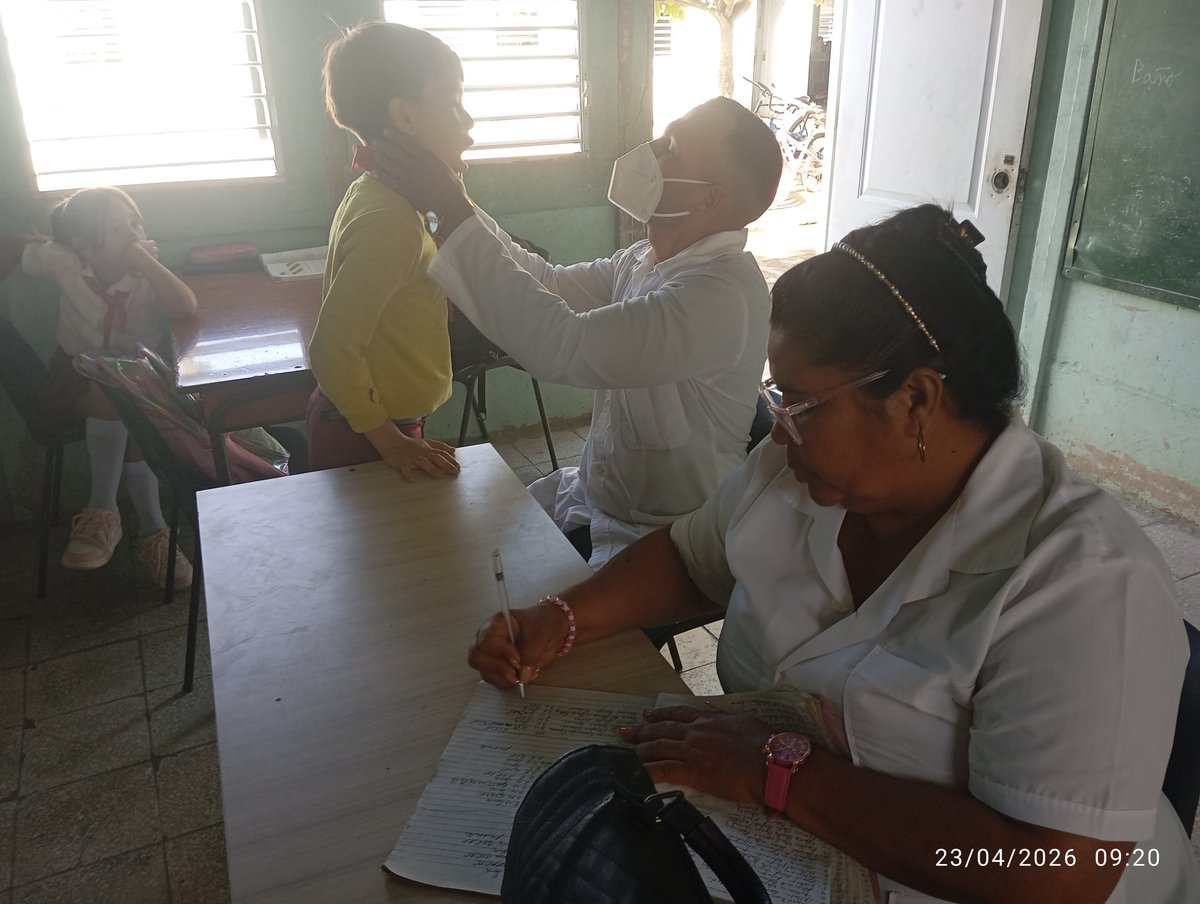 PrimariaRa49553's tweet photo. El personal de estomatología del Hospital 14 de junio de #Jobabo examinan y realizan charlas educativas a los pioneros sobre el cuidado y cepillado correcto de los dientes #Salud https://t.co/itwBEtCWsj