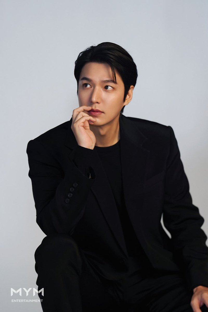 Here's a handsome-est one🖤