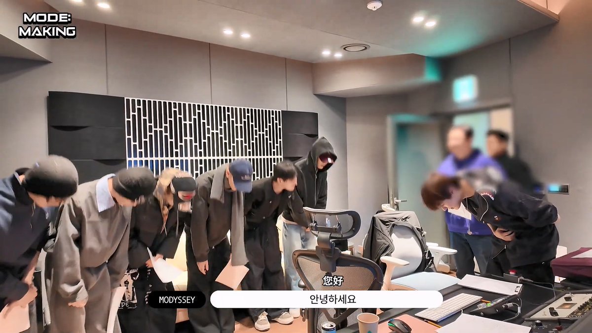1711Hike's tweet photo. 블러처리 밖으로 탈출하는 어떤 작곡가 👀
제보 감사합니다 😊 @dancesoninlaw https://t.co/AcpGVGCTvn