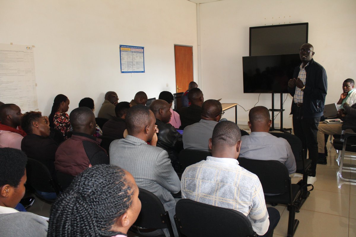 RutongoH's tweet photo. @RwandaNorth @RwandaHealth @RwandaFinance @RBCRwanda @gahundemaurice @DrAimepatrick @rulindodistrict Umuyobozi Mukuru w'Ibitaro bya @RutongoH @DrAimepatrick yashimiye ubuyobozi bwa @RwandaNorth ku gikorwa cyiza bakoze cyo gufasha Uturere n'Ibitaro kwigiranaho no gutanga inama mu kunoza imicungire n'umutungo bya Leta, kuko bifasha kwisuzuma no gufata ingamba zo kwirinda amakosa. https://t.co/lZoCBqw5KF