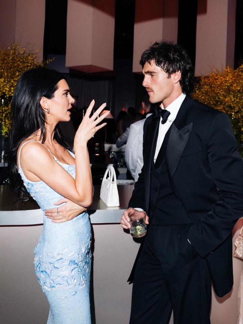 RevistaSOONCol's tweet image. #Repost @lucasdlarosaforever
En noticias que no afectan la canasta familiar,  @KendallJenner anda de novia con @jelordidaily ✨💜. 

Una mujer que vuela con los motores apagados y porque si Dios se la puso en el medio es para su remedio. Quien como usted para pasar de Bad Bunny a