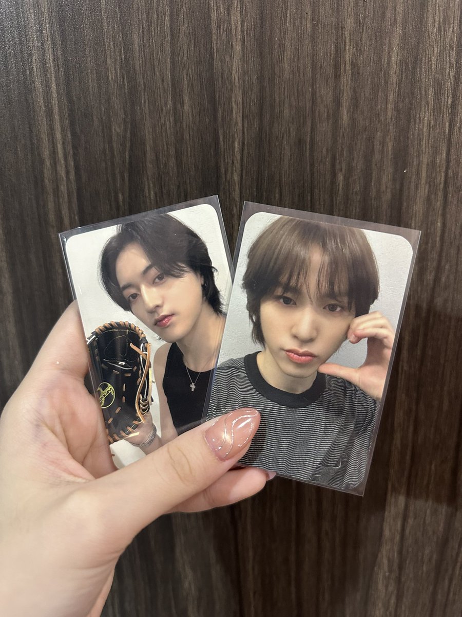 pls bantu pilihin bawa yang mana😭 bawa pc era pulse on atau bawa pc fav aku aja?😭