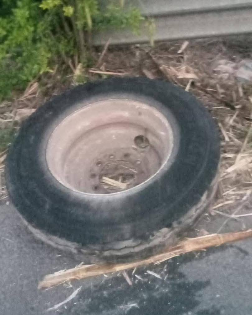 ELPINERO's tweet image. #FOTOREPORTE 📸 |  #Veracruz: Vuelca camión cañero en #Cuitláhuac; no hubo lesionados

➡️ La mañana de este jueces se registró la volcadura de un camión cargado de caña sobre la carretera federal #Córdoba–#Veracruz, a la altura del kilómetro 28, en el puente de la UTCV, en el