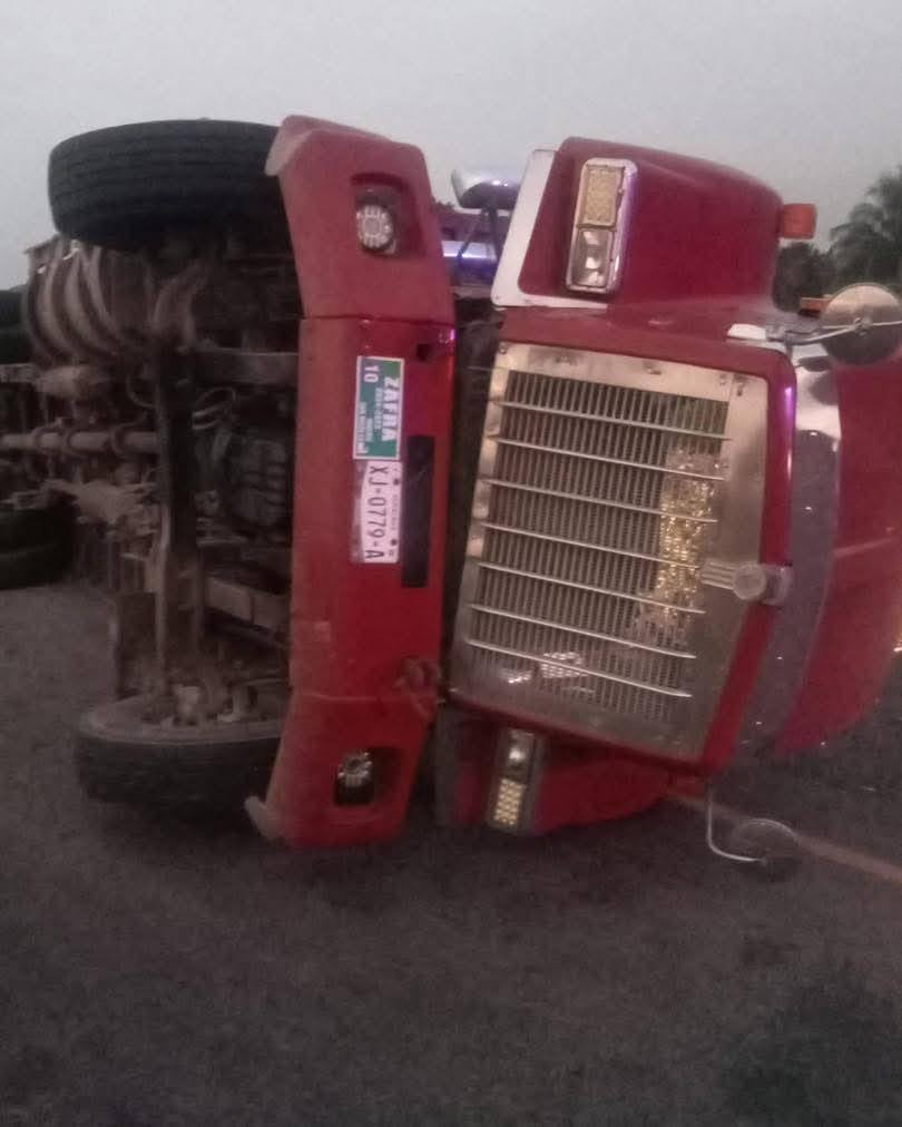 ELPINERO's tweet image. #FOTOREPORTE 📸 |  #Veracruz: Vuelca camión cañero en #Cuitláhuac; no hubo lesionados

➡️ La mañana de este jueces se registró la volcadura de un camión cargado de caña sobre la carretera federal #Córdoba–#Veracruz, a la altura del kilómetro 28, en el puente de la UTCV, en el