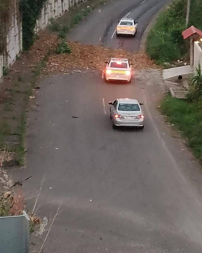 ELPINERO's tweet image. #FOTOREPORTE 📸 |  #Veracruz: Vuelca camión cañero en #Cuitláhuac; no hubo lesionados

➡️ La mañana de este jueces se registró la volcadura de un camión cargado de caña sobre la carretera federal #Córdoba–#Veracruz, a la altura del kilómetro 28, en el puente de la UTCV, en el