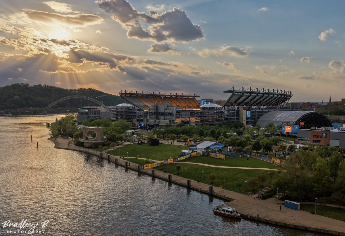 BBBrad91's tweet photo. An image from yesterday of Heinz Field, the NFL Draft stage, and an amazing sky just before sunset. https://t.co/PBj5m6wm8E