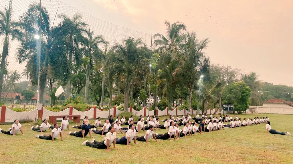 IN_HQSNC's tweet photo. #SeaCadetsCorps- Annual Training Camp 

When the going gets tough, the tough gets going !

With determination and zeal, Sea Cadets push their limits together 💪— from PT at dawn to Parade Drills.
Aspiring seafarers 🌊 and leaders of tomorrow sharpen their minds through Team Building activities and test their strength in tug of war— Forging #camaraderie along the journey.