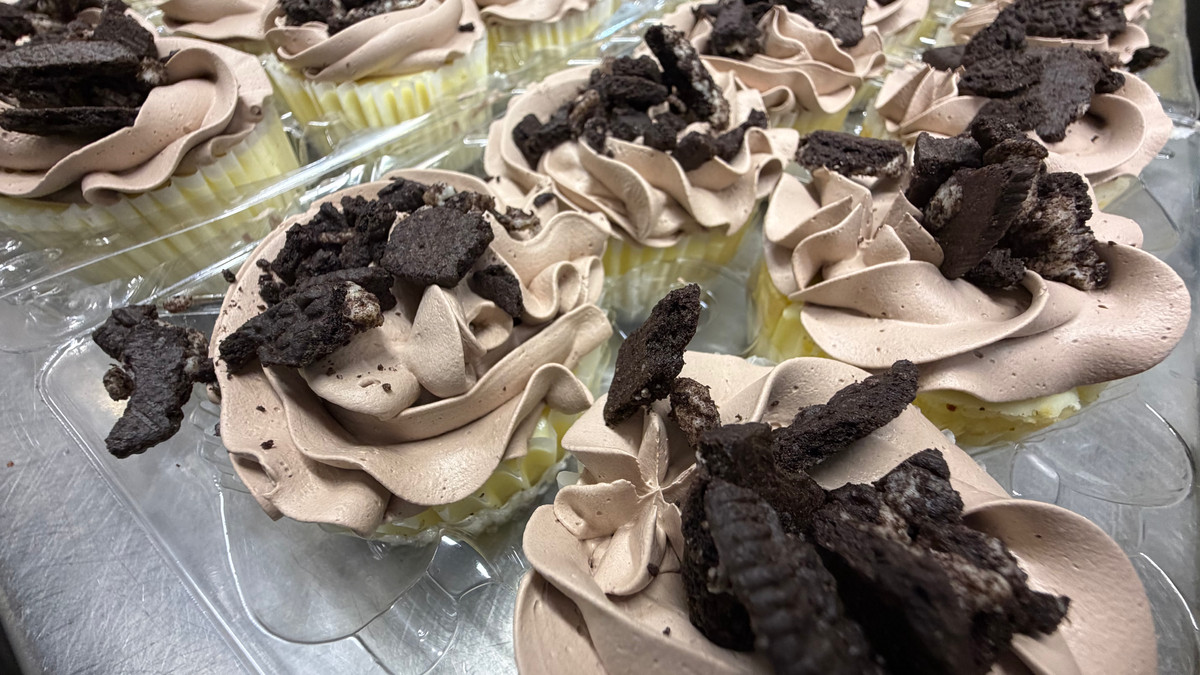 desk_order26617's tweet image. Treat your crew to Mini Oreo Cheesecakes — bite-sized, bold, and baked right here in St. Pierre‑Jolys. Perfect for school snacks, weekend dessert, or stocking your shelves. Order online for quick pickup: wix.to/EnpjFI6 #Manitoba