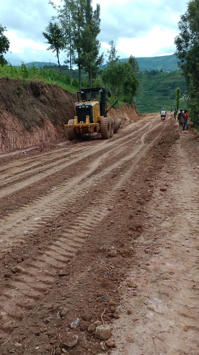 ijarinews's tweet photo. @GicumbiDistrict,en partenariat avec la RMF, réhabilite des routes et construit des ponts pour améliorer la mobilité. Les axes Rukomo–Ruvune–Bwisige–Gihengeri et Byumba–Muturirwa–Bungwe sont concernés. Zones dégradées prioritaires avec fin des travaux prévue avant juillet 2026. https://t.co/sgQ0x20Bdy