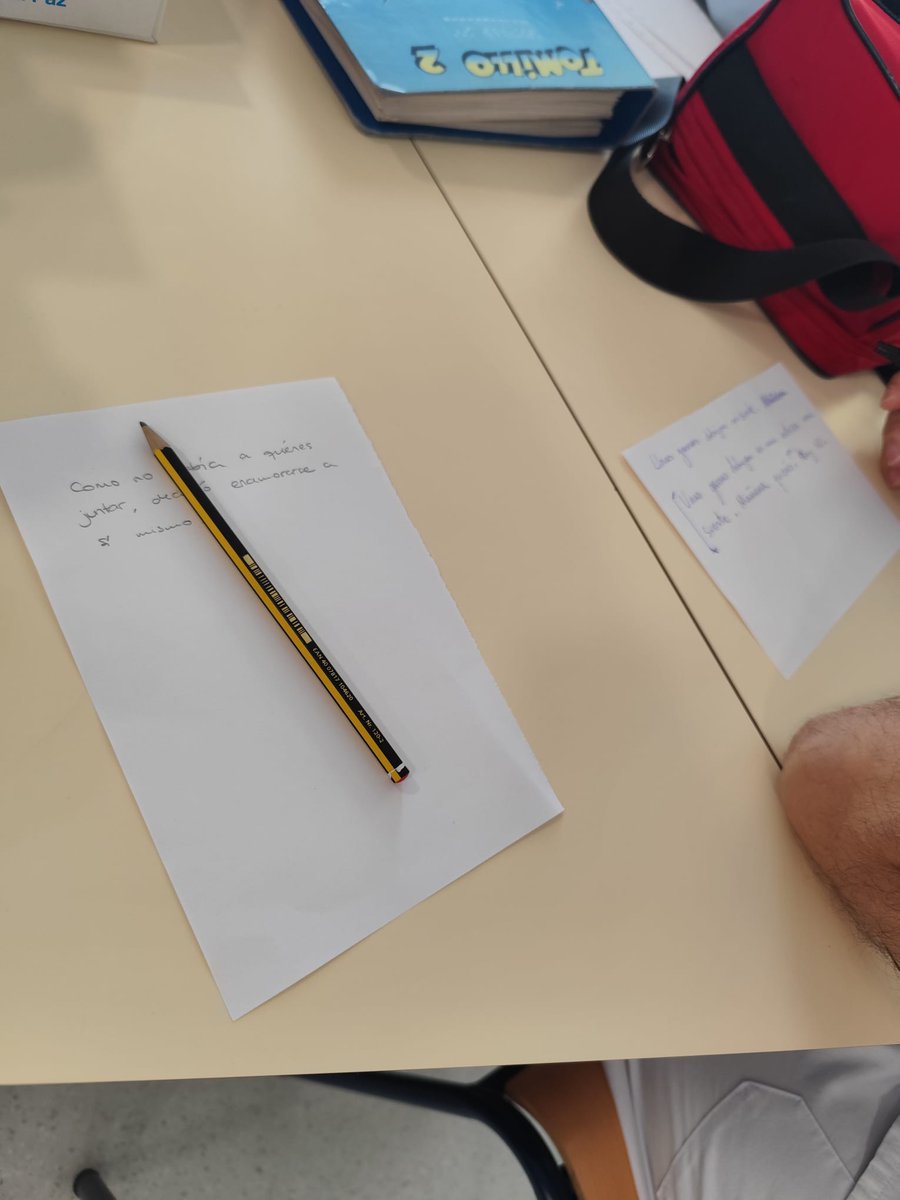 colelapaz's tweet photo. Celebrando el #diadellibro en @colelapaz, con #microrrelatos creados por nuestras artistas 🤗 Cada una en su formato... 
Les han dado un toque a cual más misterioso 🤭
#AulasHospitalarias #leeresvivir #bibliotecaescolar #HospitalLaPaz https://t.co/rGmtee9u7f