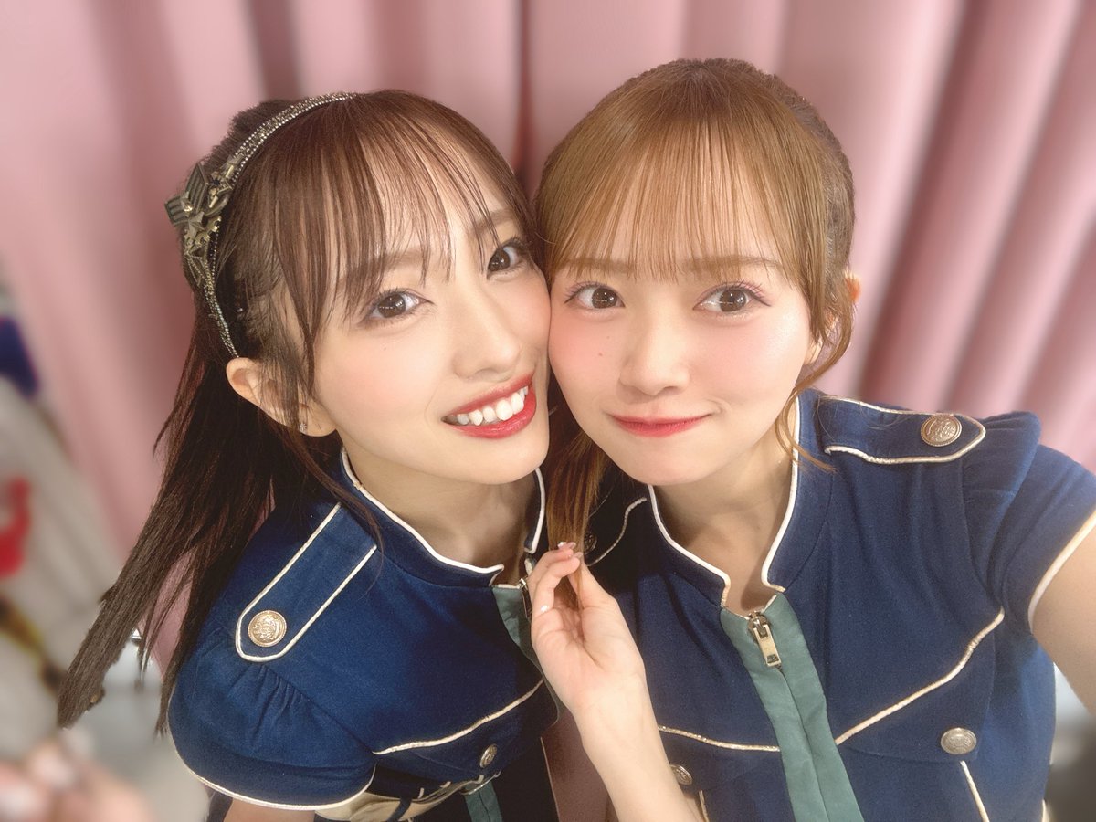 mei_hanada's tweet photo. 4/23 「手をつなぎながら」公演
ありがとうございました!!❤️🩷

みーおんさんの通常公演最後の日に、
ご一緒できる初めてのこの公演で、
シンメやみーおんさんの背中を見ることが多く、
一瞬たりとも取りこぼさないように必死でした😭
そしてずっとみーおんさんはキラキラしていて、

こんなに近くで一緒に出演できたこと、絶対に忘れません。公演のシンメは初だったと思います、、🥹

公演後も私たちにメッセージを残してくださり、
ずっとかっこいい姿を見させていただきました(；；)
向井地美音さんが教えてくださった事を、
これから次へ次へと繋げられよう頑張ります！！

とっても楽しかったです❕🫶🏻