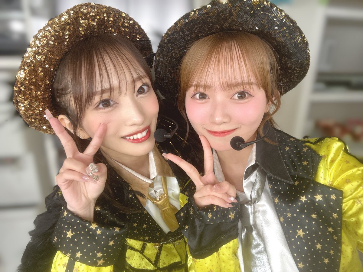 mei_hanada's tweet photo. 4/23 「手をつなぎながら」公演
ありがとうございました!!❤️🩷

みーおんさんの通常公演最後の日に、
ご一緒できる初めてのこの公演で、
シンメやみーおんさんの背中を見ることが多く、
一瞬たりとも取りこぼさないように必死でした😭
そしてずっとみーおんさんはキラキラしていて、

こんなに近くで一緒に出演できたこと、絶対に忘れません。公演のシンメは初だったと思います、、🥹

公演後も私たちにメッセージを残してくださり、
ずっとかっこいい姿を見させていただきました(；；)
向井地美音さんが教えてくださった事を、
これから次へ次へと繋げられよう頑張ります！！

とっても楽しかったです❕🫶🏻