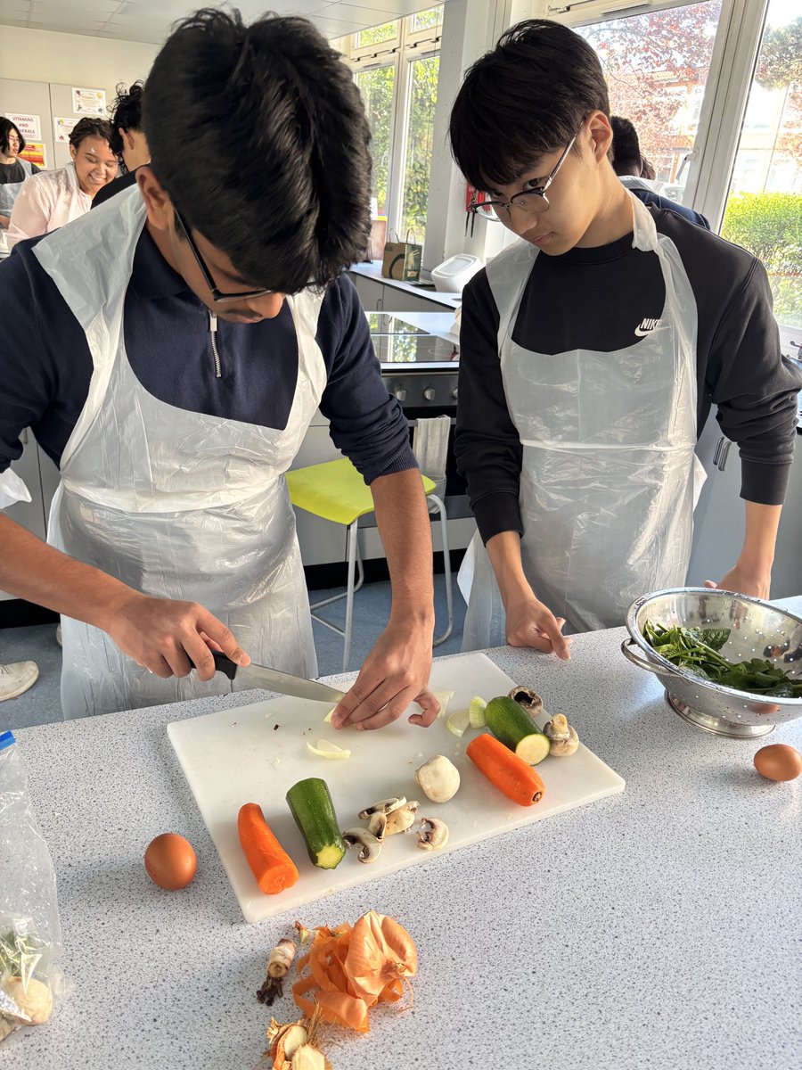 davidmorganart's tweet photo. Great fun in the @shsrbk kitchens today as our ‘KClub’ students try their hands and making Bibimbap! #seoulinabowl https://t.co/X81i5fBZLt