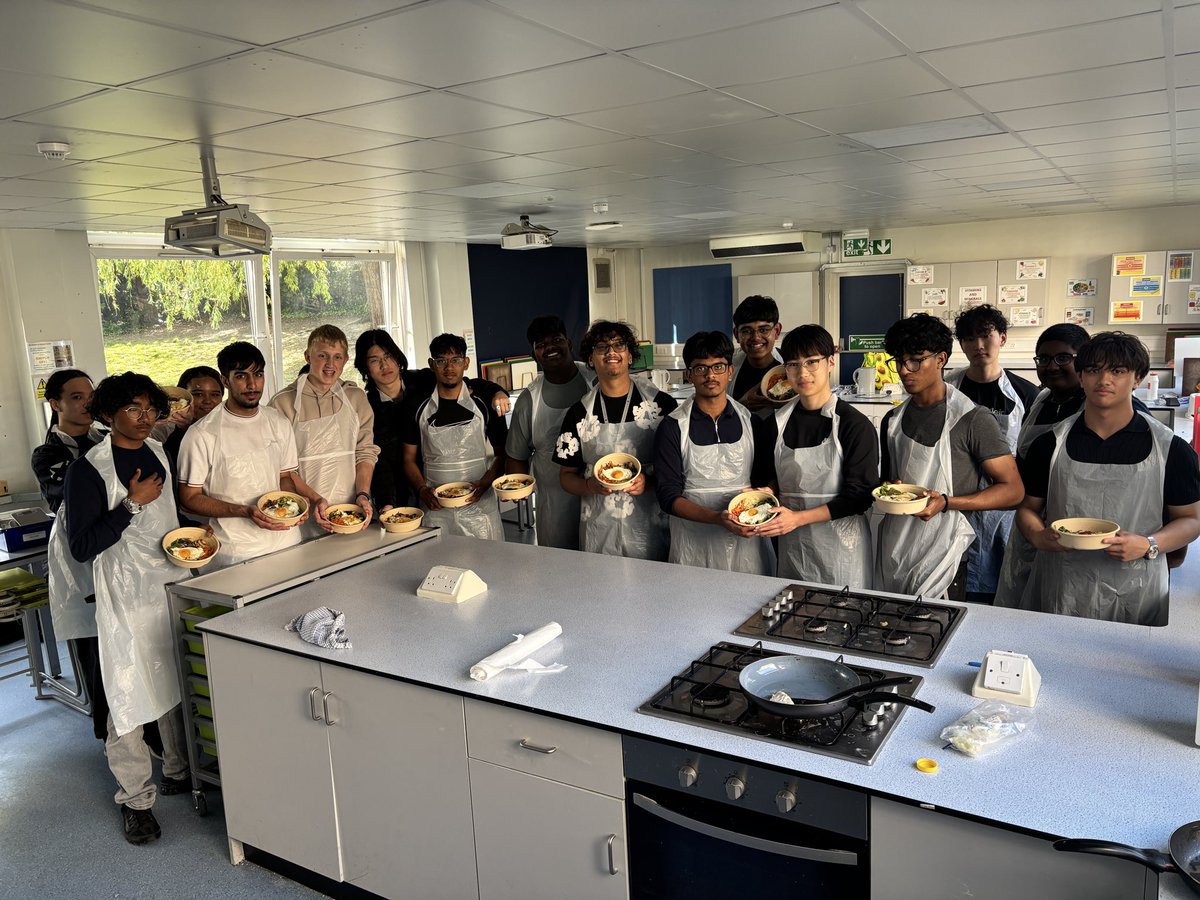davidmorganart's tweet photo. Great fun in the @shsrbk kitchens today as our ‘KClub’ students try their hands and making Bibimbap! #seoulinabowl https://t.co/X81i5fBZLt