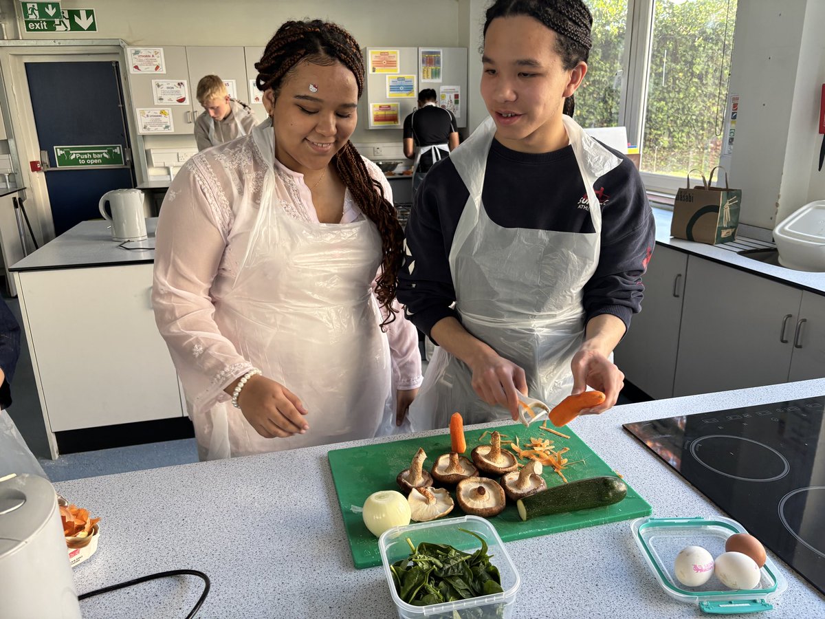 davidmorganart's tweet photo. Great fun in the @shsrbk kitchens today as our ‘KClub’ students try their hands and making Bibimbap! #seoulinabowl https://t.co/X81i5fBZLt