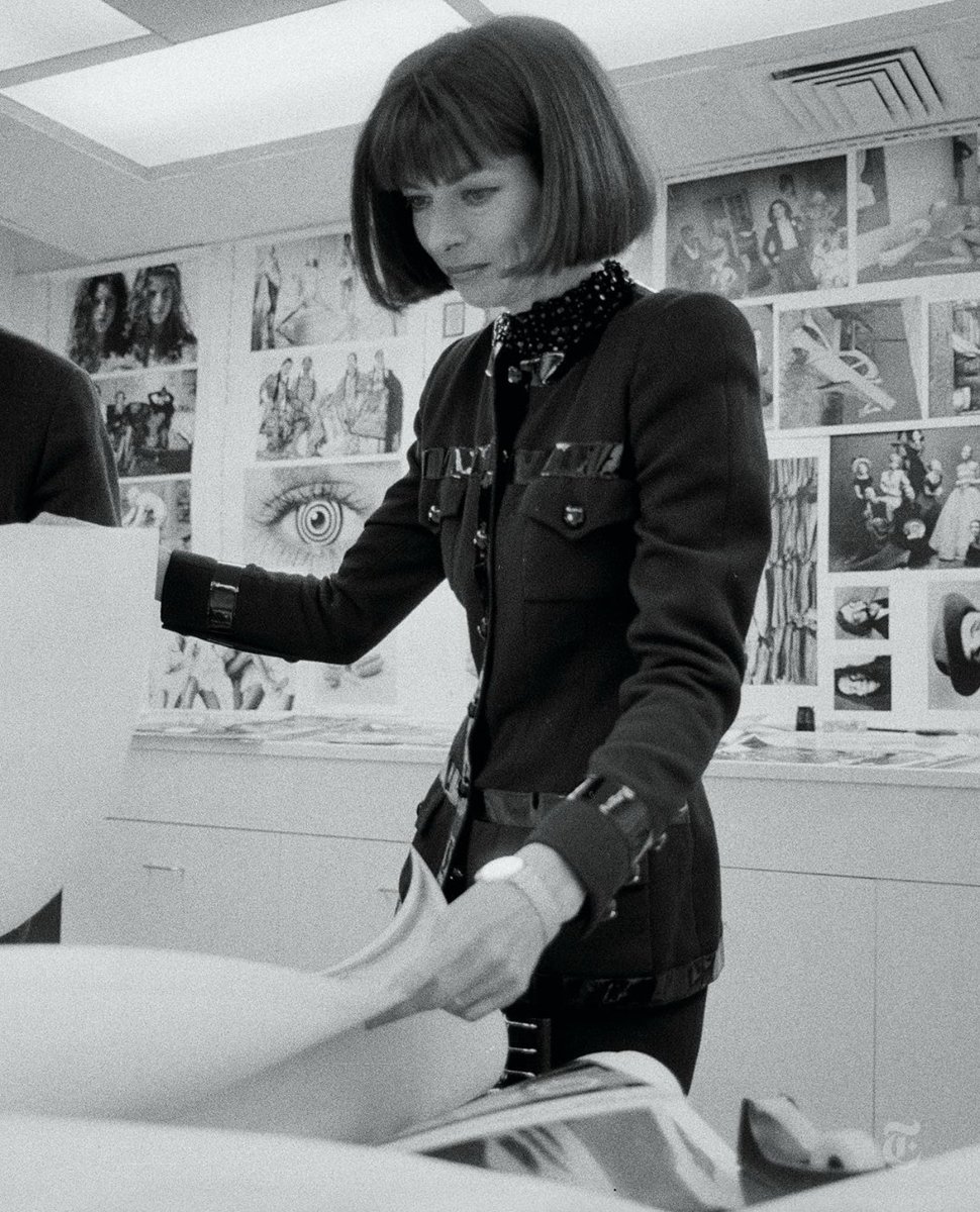 portalcnbr's tweet image. Anna Wintour em seu escritório na Vogue em 1992! #bomdia #annawintour #vogue #noticias #cnbr