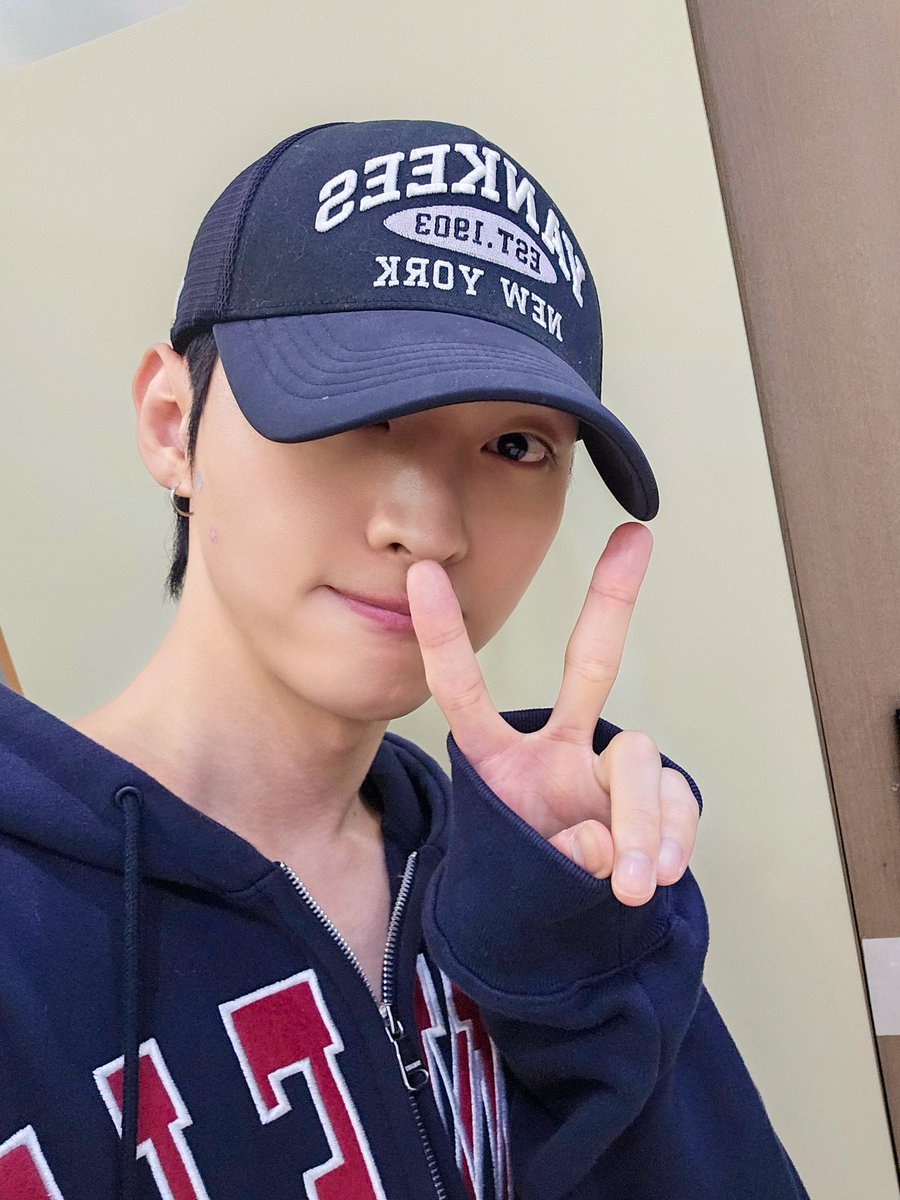 [#오늘의윤잘생]

오늘도 시간 가는 줄 모르게 즐거웠던 방송🤣
지성이랑 웃고 떠들다 보면 스트레스 싹~💨

#윤지성 #YOONJISUNG
#KBSCoolFM #효정의볼륨을높여요