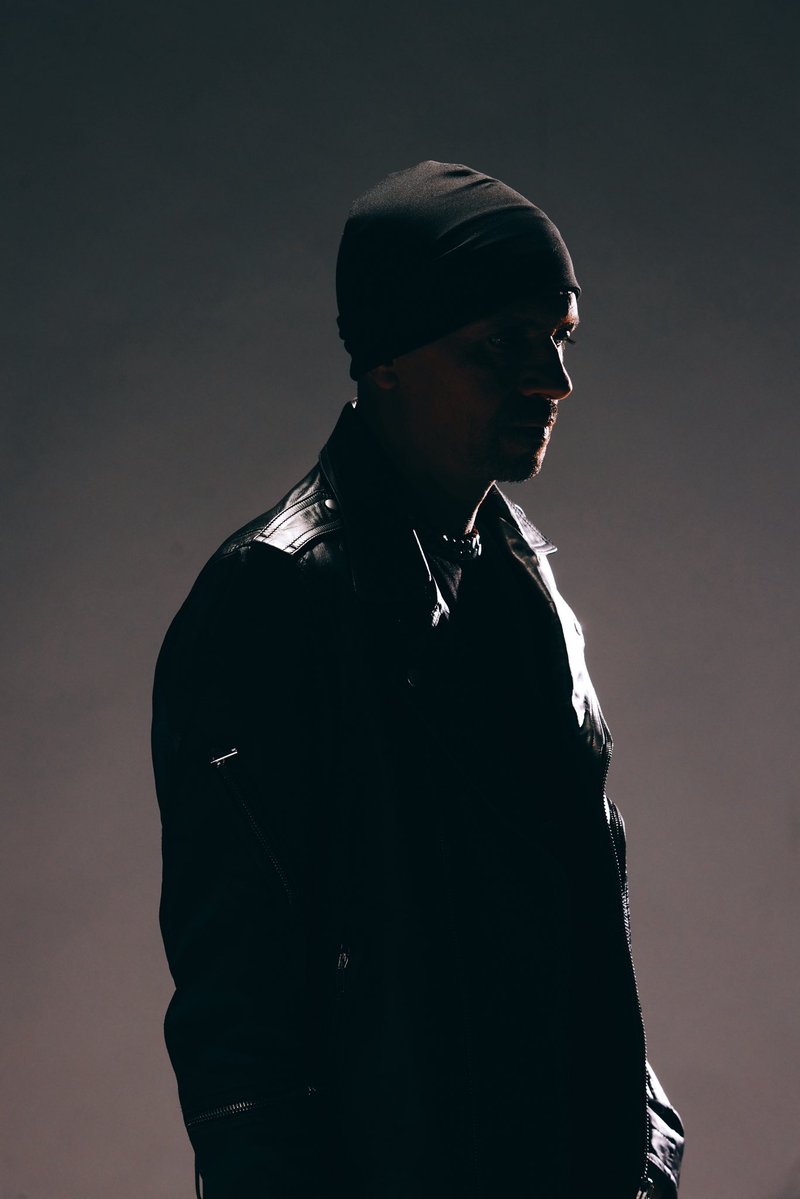 Cet homme sort son nouvel album ce soir à minuit.