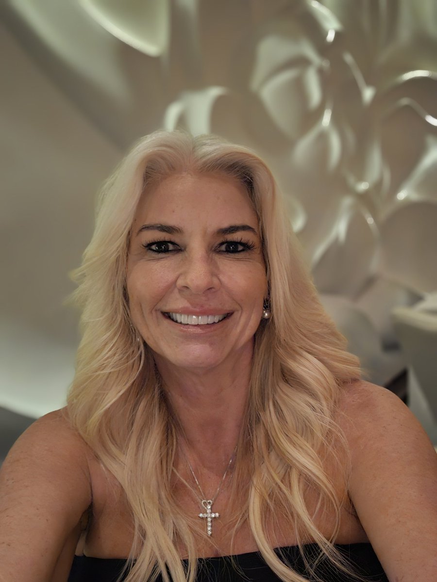 AuthorKarriGage's tweet image. I stopped complaining when I remembered where I came from… 💔➡️❤️‍🔥
From abuse to healing… this is my truth.
📚 Read my story in order
The Bootsman Wore Bells 
Thorns in the Mirror 
All proceeds go to foster children 🙏
#fostercare #childabuseawareness #survivor #healingjourney