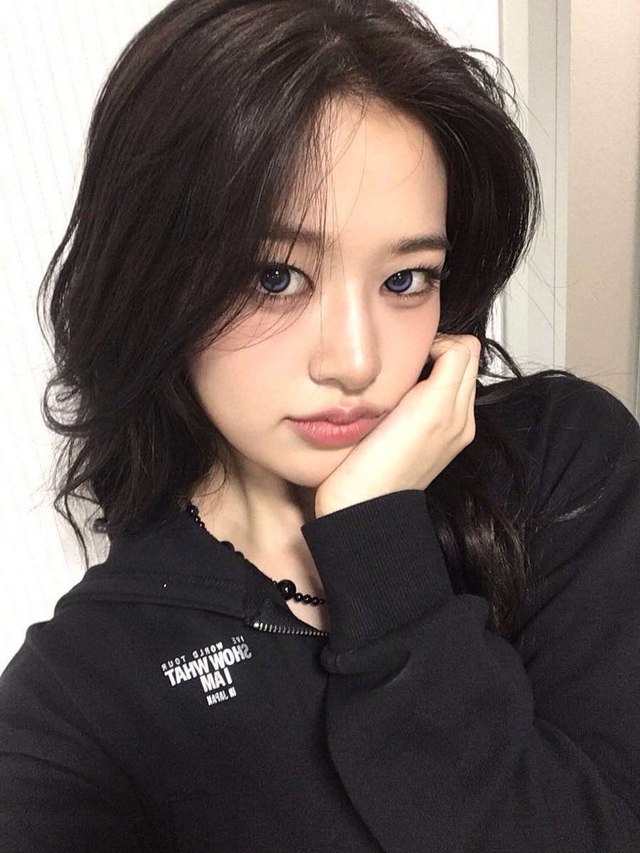 just yujin’s selca tweet media