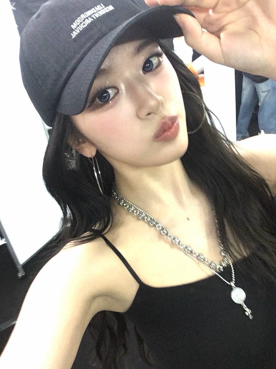 just yujin’s selca tweet media