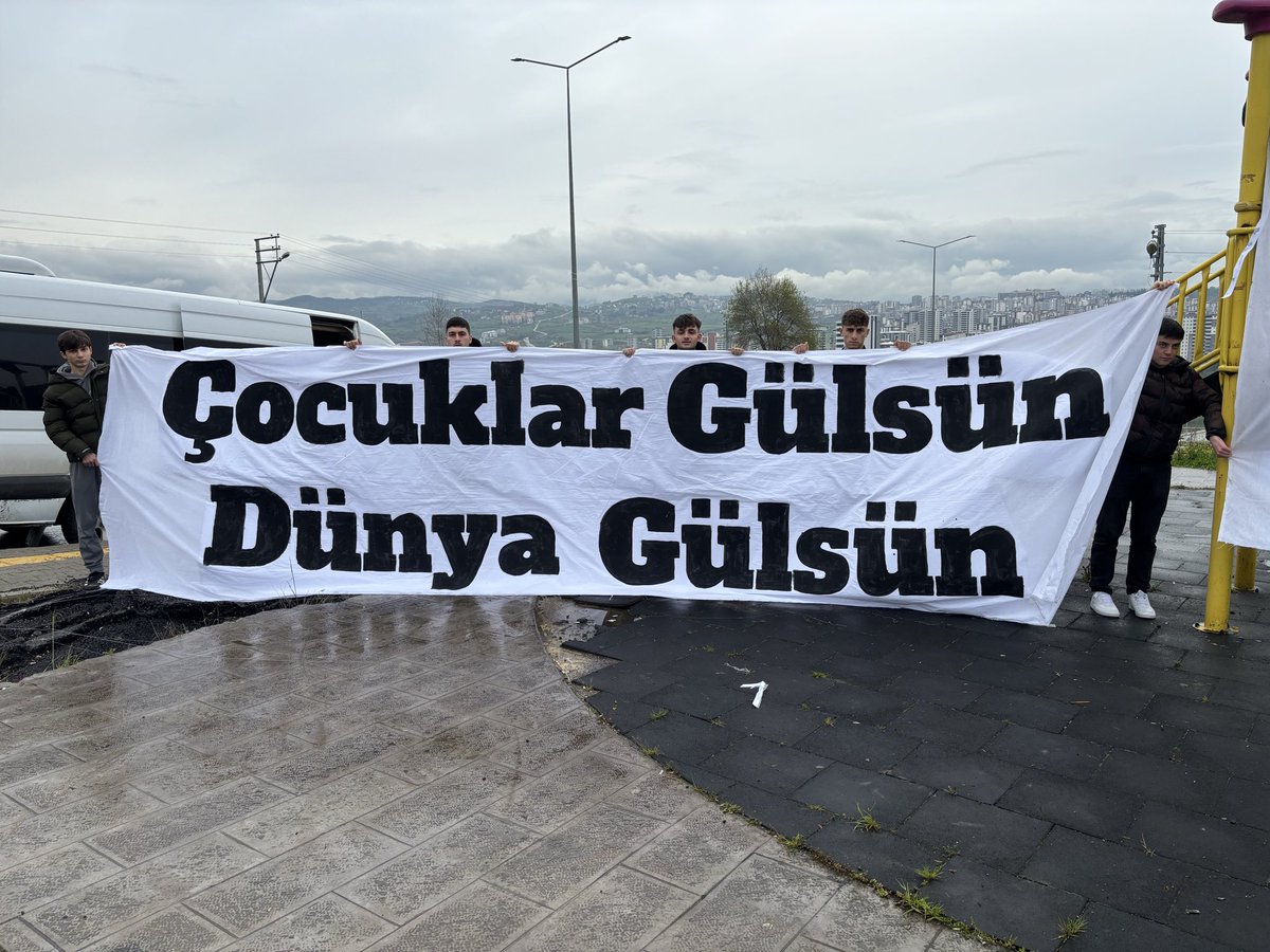 GGenclerSamsun's tweet photo. Vatanı Korumak, Çocukları Korumakla Başlar…

23 Nisan Ulusal Egemenlik ve Çocuk Bayramımız Kutlu Olsun…

#23nisan 
#YolumuzTrabzonspor https://t.co/yCAnjJKybM