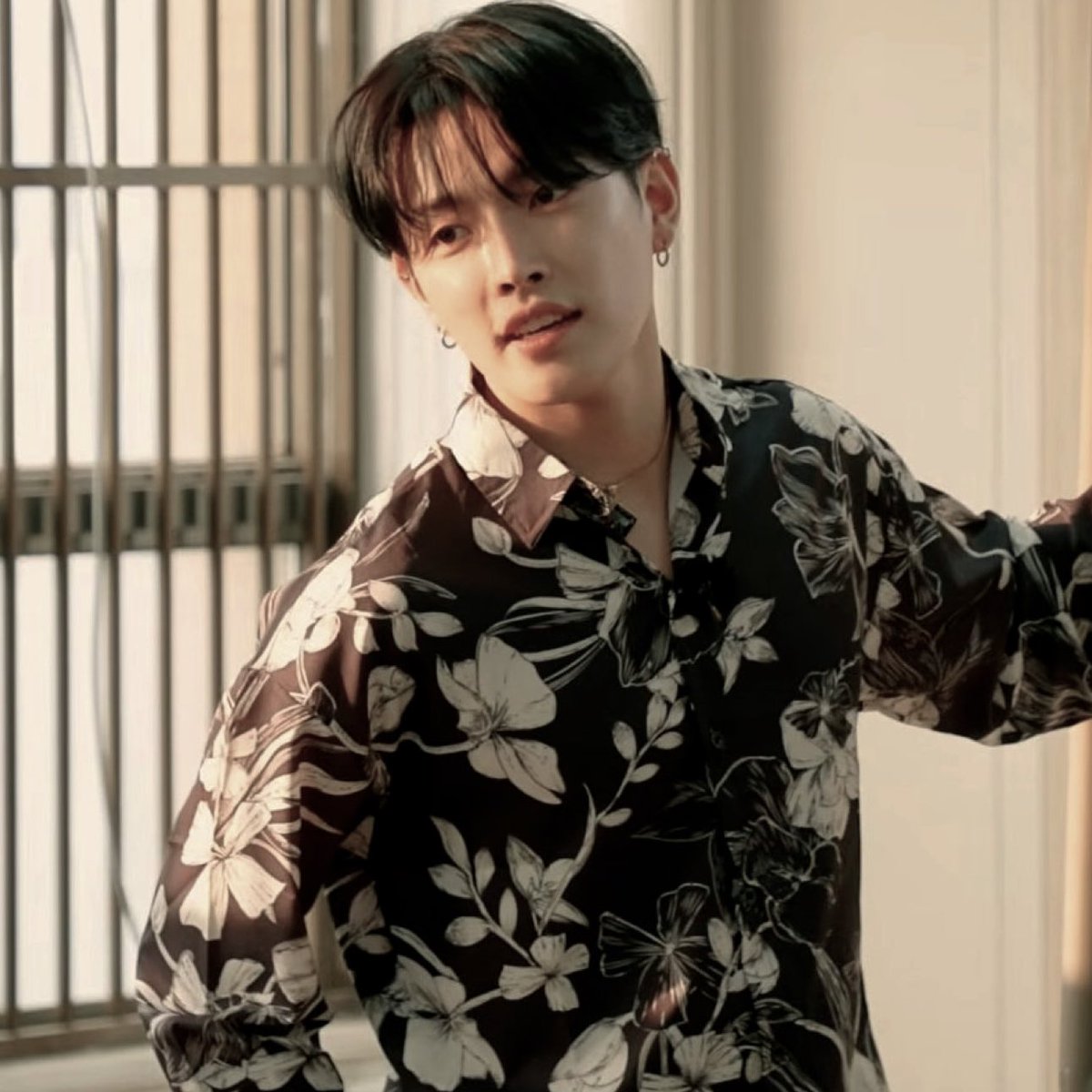 KMHJPICS's tweet photo. I CAN’T MOVE….. HE’S JUST SO FINE?!?! 🫠❤️‍🔥 https://t.co/ZfZ9hz3w6x