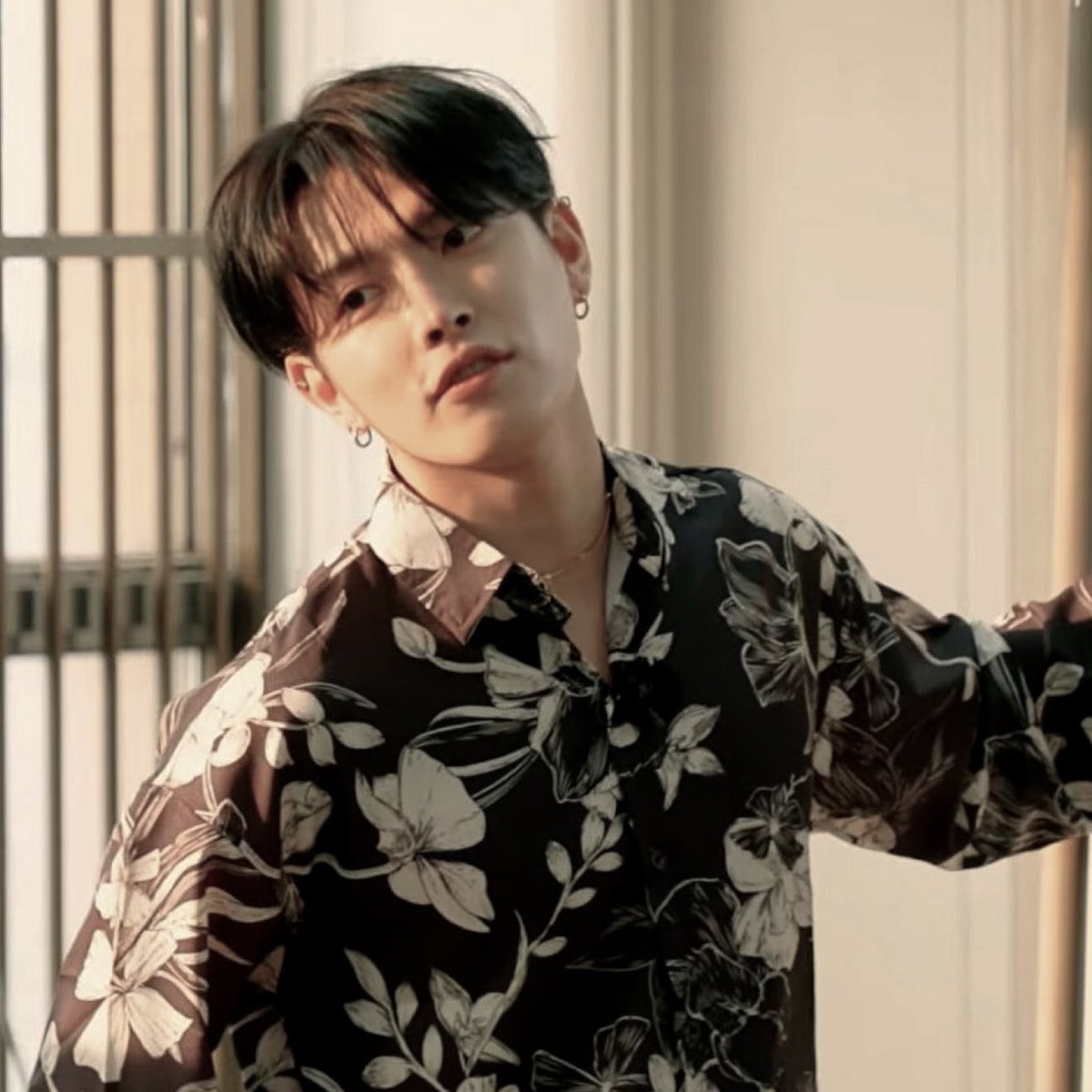 I CAN’T MOVE….. HE’S JUST SO FINE?!?! 🫠❤️‍🔥