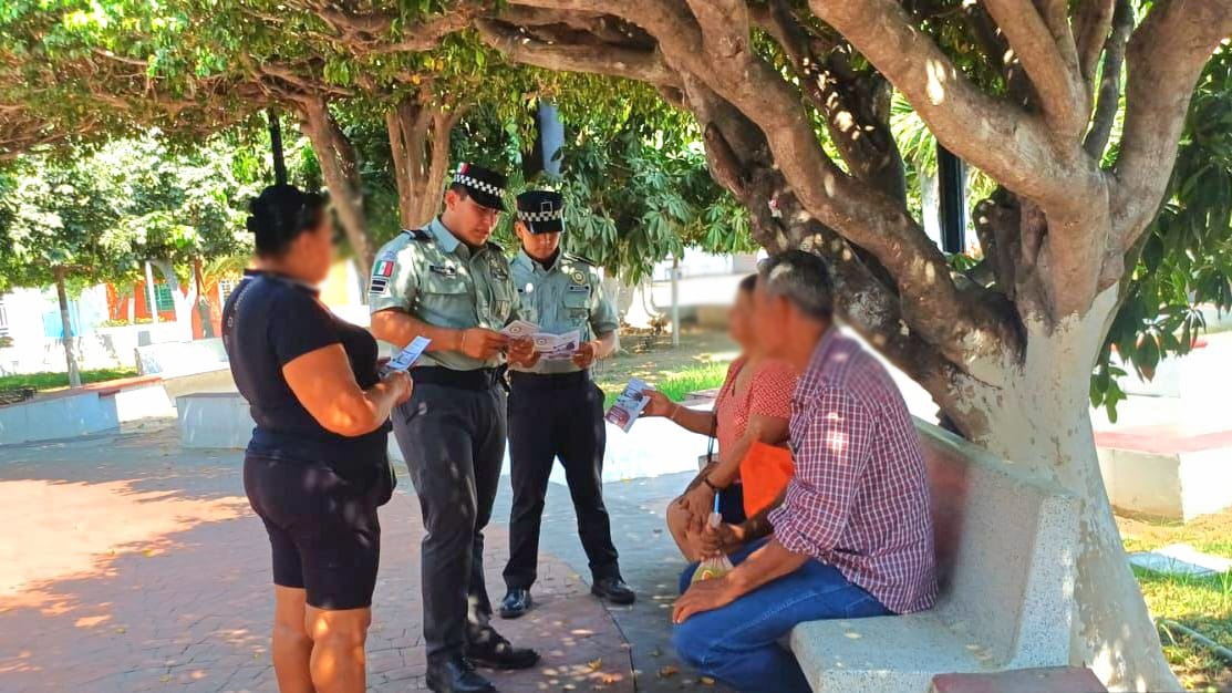 GN_MEXICO_'s tweet image. En #Colima, integrantes de la #GuardiaNacional realizan recorridos preventivos y de proximidad social, con el objeto de fomentar la cultura de la denuncia y proporcionar el número de atención ciudadana 088. #LaGuardiaNacionalEstáContigo