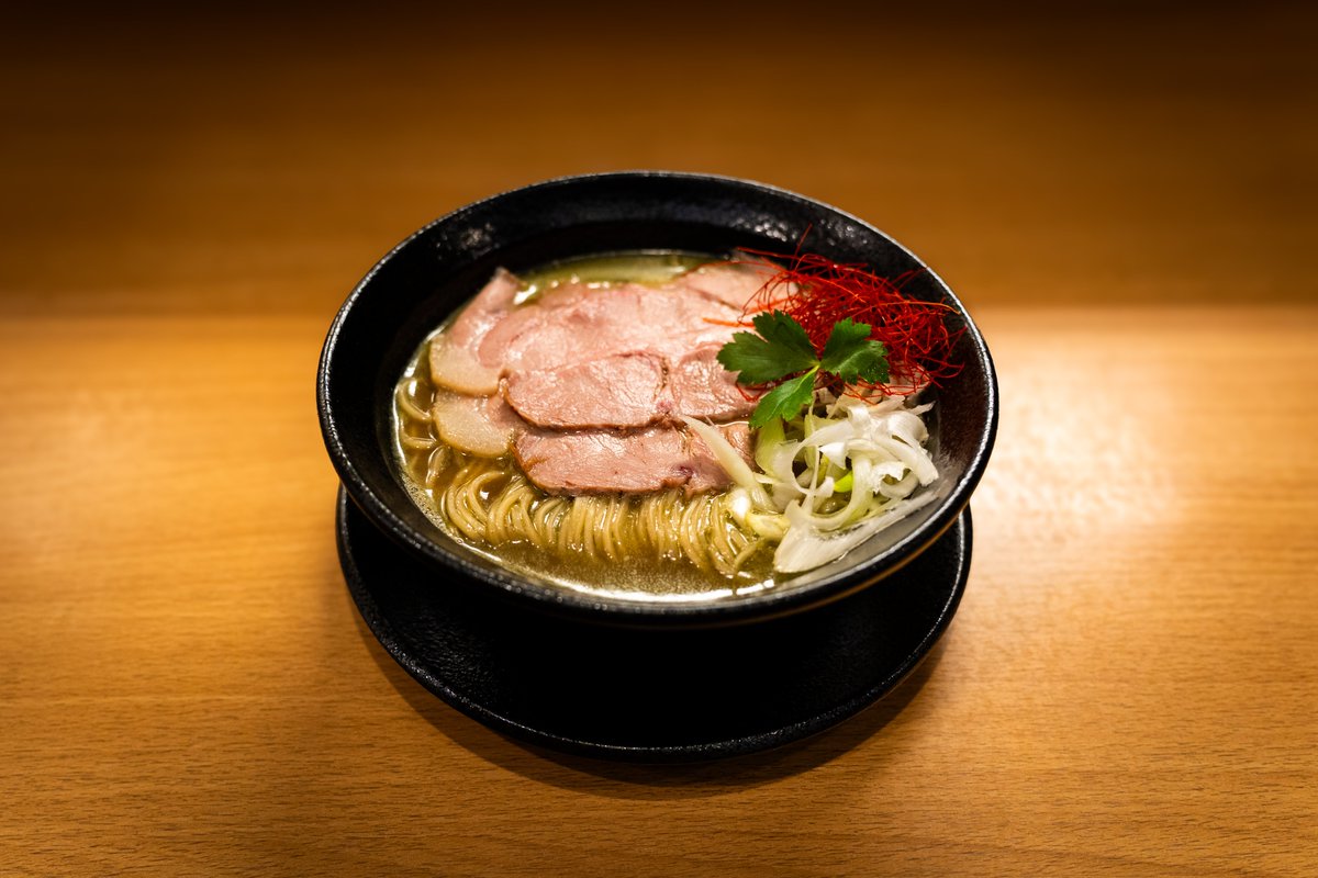 showheyohtaki's tweet photo. 送った写真とプロンプト👇
店名の部分を変えれば汎用的に使えます。
-----------------
「麺処にぼし香」のための、洗練された複数ページ（複数画像）のブランドキットを作成してください。

・ブランドロゴ  
・カラーパレット  
・タイポグラフィ（フォントの組み合わせ）  
・名刺デザイン  
・メニューデザイン  
・ポスターやサインボードなどのビジュアル例  

などを一式まとめて提案してください。