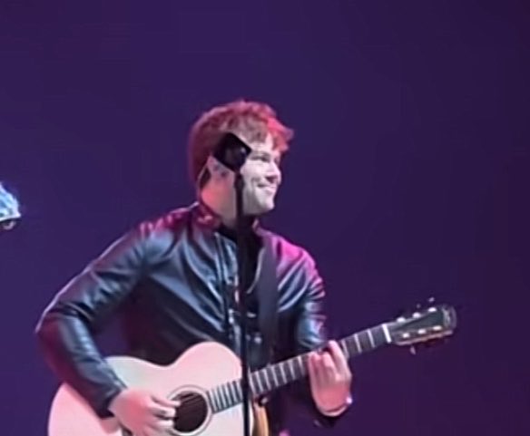 STOP HIS FACE WHEN THE “she’s into drummers” DUDE HE LOOKS SO CUTE IM GONNA CRY. ashton irwin dame una oportunidad por favor es lo único que te pido