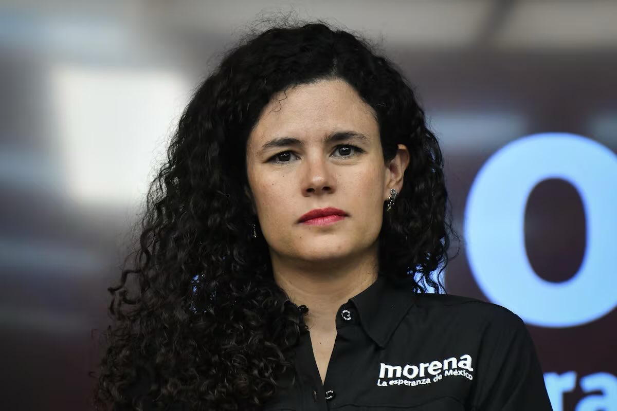 Para el registro: Luisa Alcalde es de los pocos miembros de la clase política que no es corrupta.

Es honrada, de convicción y una buena política.

Sigue con mucho futuro por delante y yo tengo una buena opinión de ella.